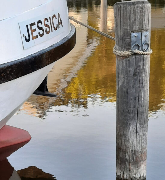 Jessica-wartet-im-Hafen